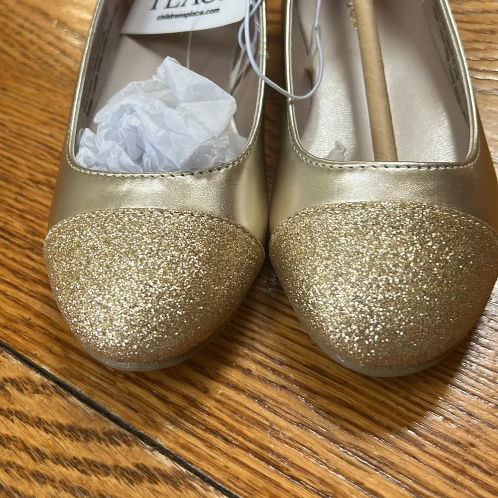 Children’s Place new with tag gold sparkling ballet flats. Little girls Size 12.